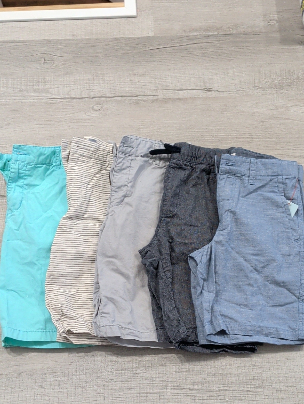 5 Pairs of Size 10 Old Navy Boys Shorts. Excellent Condition. Adjustable Waist.